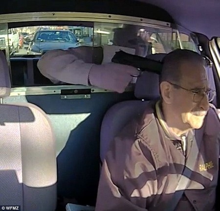 Tên cướp trùm kín mặt và đe dọa tài xế taxi để lấy tiền