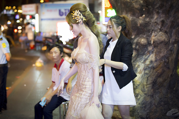 Tối 13/3, Elly Trần thu hút sự chú ý của đông đảo khán giả khi bất ngờ xuất hiện với trang phục dạ hội lộng lẫy tại một quán hủ tiếu tại trung tâm quận 1, TP HCM.