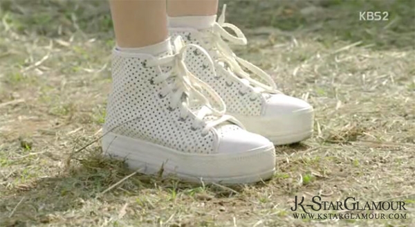 Đôi sneaker trắng hơn 8 triệu của Song Hye Kyo cháy hàng chỉ trong chốc lát