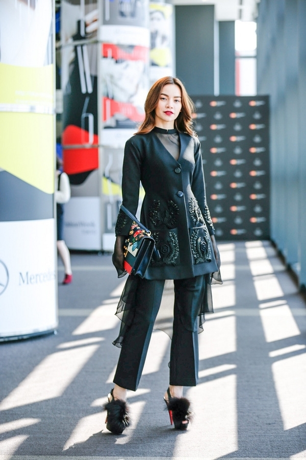 Hà Hồ diện cây đen đến ủng hộ Công Trí tại Tokyo Fashion Week - Ảnh 2.