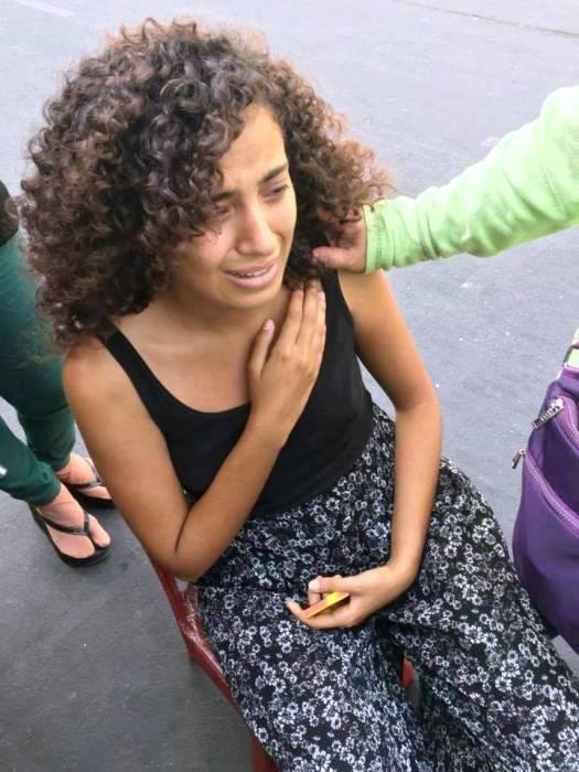 Nữ khách nước ngoài khóc lóc sau khi bị cướp giữa phố