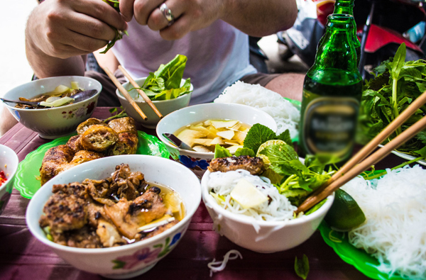 Khách Tây mách chiêu thưởng thức món ăn chuẩn vị ở Việt Nam