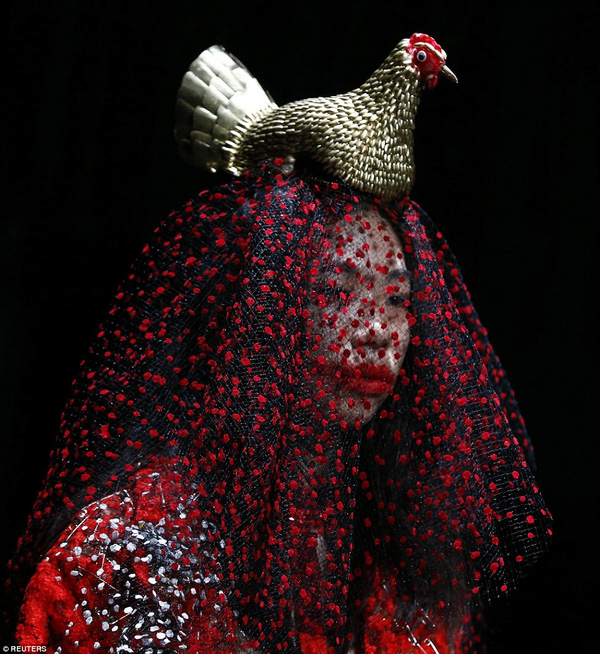 Hàng loạt yêu quái xuất hiện tại Tuần lễ thời trang Tokyo - Ảnh 7.