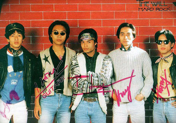 Năm 1998, The Wall trở thành ban nhạc chuyên nghiệp, với dấu mốc là đêm nhạc 'Khoảnh khắc giao thời'. Năm 2000, nhóm chính thức lấy tên là Bức Tường và liên tiếp gặt hái được nhiều thành công, trở thành một trong những ban nhạc Rock hàng đầu của Việt Nam thời bấy giờ.