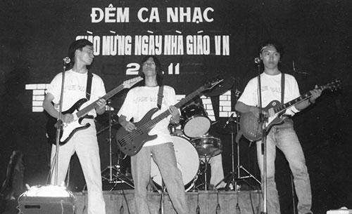 Các thành viên của nhóm Bức Tường ngày mới thành lập: ca sĩ/nhạc sĩ Trần Lập và 2 guitar là Trần Tuấn Hùng, Nguyễn Hoàng.