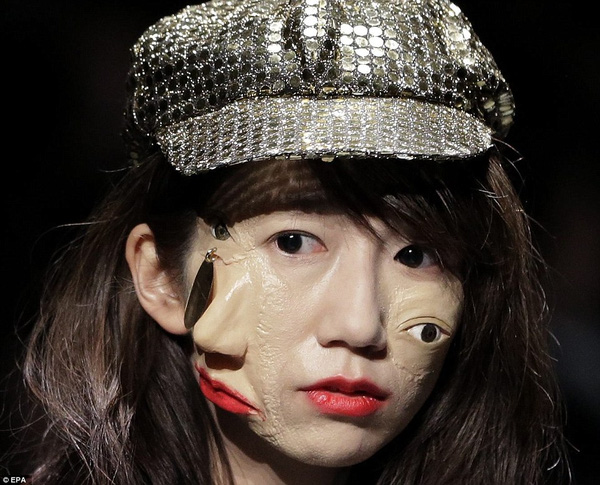 Hàng loạt yêu quái xuất hiện tại Tuần lễ thời trang Tokyo - Ảnh 1.