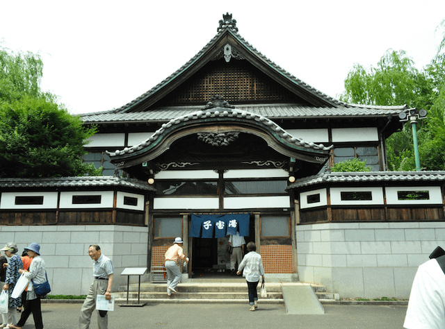   Một sento điển hình theo kiểu truyền thống của Nhật với cửa vào tương tự như cửa đền.  