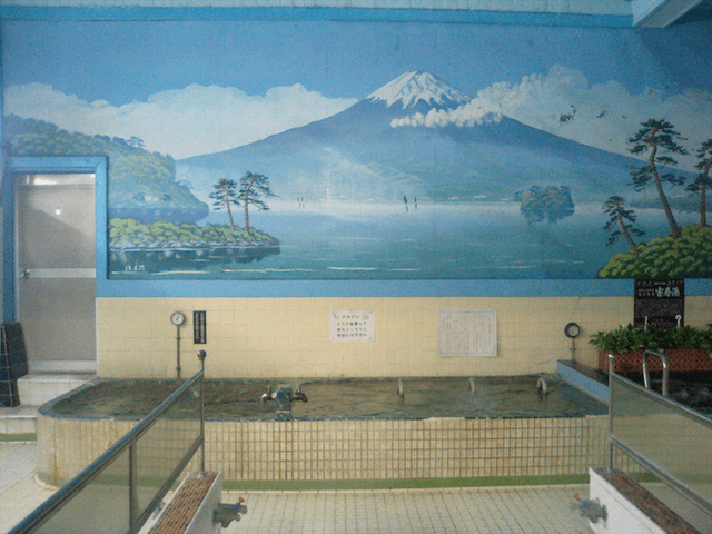   Các sento thường trang trí tường bằng tranh in hình núi Phú Sĩ hoặc tranh phong cảnh các vùng của Nhật Bản.  
