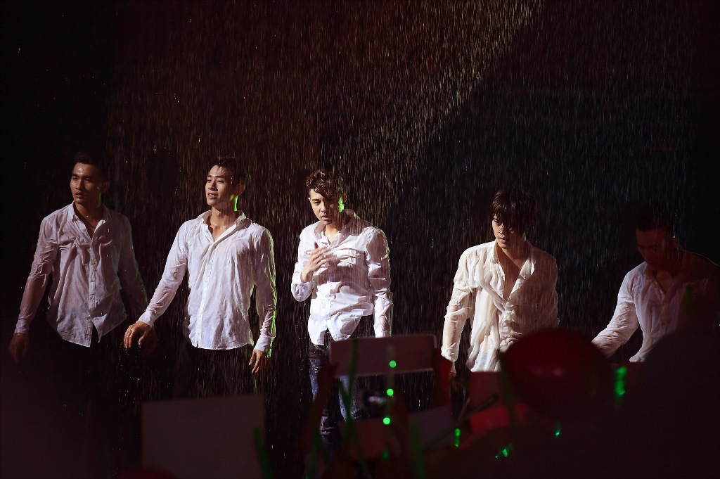 Nam ca sĩ mang phần trình diễn cùng mưa lên sân khấu, tuy mới lạ nhưng chưa tạo được hiệu ứng như sự chờ đợi của khán giả trong các phần thi của Noo.