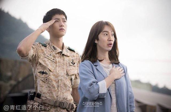 Đau bụng với loạt ảnh chế Song Hye Kyo và Lee Kwang Soo trong “Hậu Duệ Mặt Trời” - Ảnh 3.