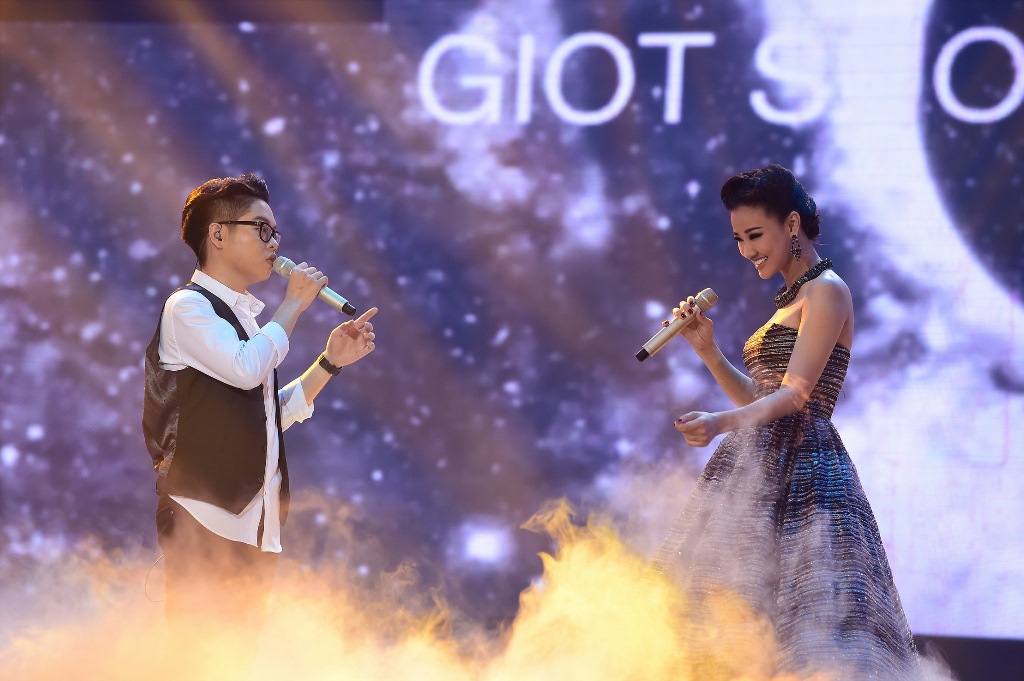 Phần kết hợp đầu tiên trong chương trình giữa Maya và Đức Phúc trong ca khúc Giọt sương trên mí mắt của cố nhạc sĩ Thanh Tùng.