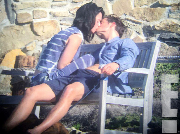 Katy Perry và Orlando Bloom công khai hôn môi nồng nàn