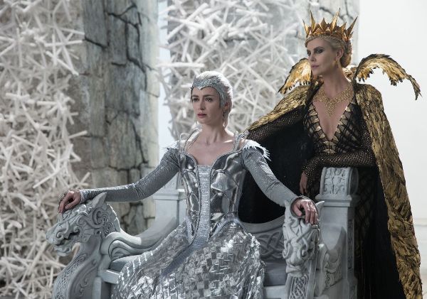 Trailer The Huntsman: Winters War hé lộ trận chiến kinh hoàng giữa Ravenna và Freya - Ảnh 7.