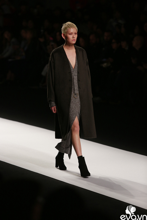 minh hang ngoi hang ghe dau tai seoul fashion week - 6