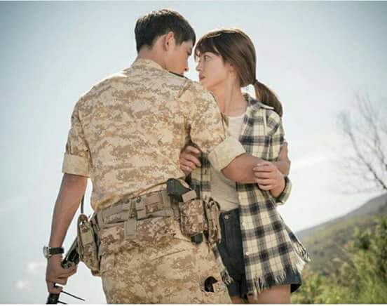 song-joong-ki-buoc-toc-ho-song-hye-kyo-o-hau-truong