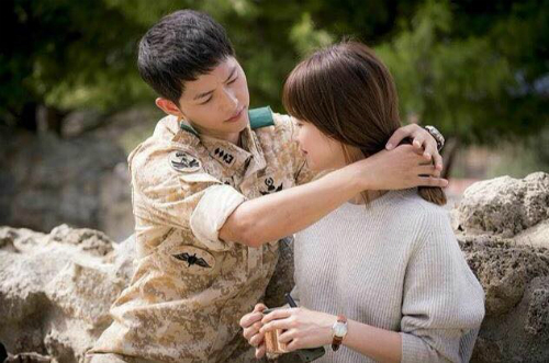 Song Joong Ki buộc tóc hộ Song Hye Kyo ở hậu trường