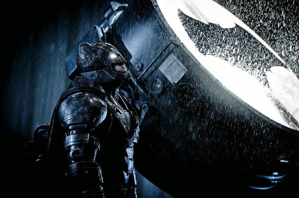 Tại sao Warner Bros. chọn The Dark Knight Returns là tác phẩm truyền cảm hứng cho Batman v Superman? - Ảnh 7.