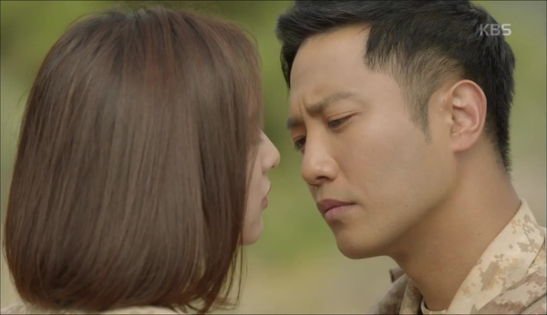 “Hậu Duệ Mặt Trời”: Jin Goo - Ji Won hụt cả nụ hôn chỉ vì kỳ đà Song Joong Ki - Ảnh 3.