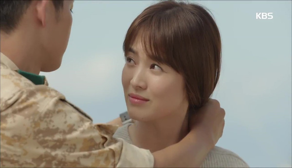 “Hậu Duệ Mặt Trời”: Jin Goo - Ji Won hụt cả nụ hôn chỉ vì kỳ đà Song Joong Ki - Ảnh 17.