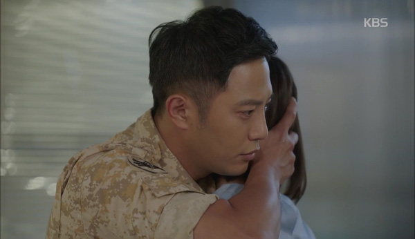 “Hậu Duệ Mặt Trời”: Jin Goo - Ji Won hụt cả nụ hôn chỉ vì kỳ đà Song Joong Ki - Ảnh 11.