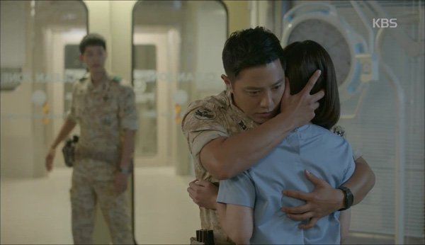 “Hậu Duệ Mặt Trời”: Jin Goo - Ji Won hụt cả nụ hôn chỉ vì kỳ đà Song Joong Ki - Ảnh 9.