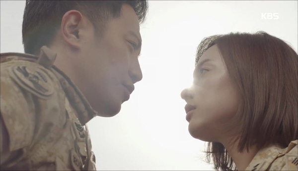 “Hậu Duệ Mặt Trời”: Jin Goo - Ji Won hụt cả nụ hôn chỉ vì kỳ đà Song Joong Ki - Ảnh 1.
