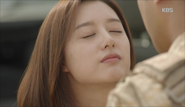 “Hậu Duệ Mặt Trời”: Jin Goo - Ji Won hụt cả nụ hôn chỉ vì kỳ đà Song Joong Ki - Ảnh 2.