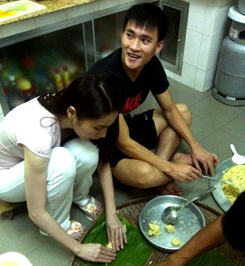  Cận cảnh hình ảnh Thủy Tiên mặc quần áo giản dị, cùng chồng chuẩn bị làm một vài loại bánh 