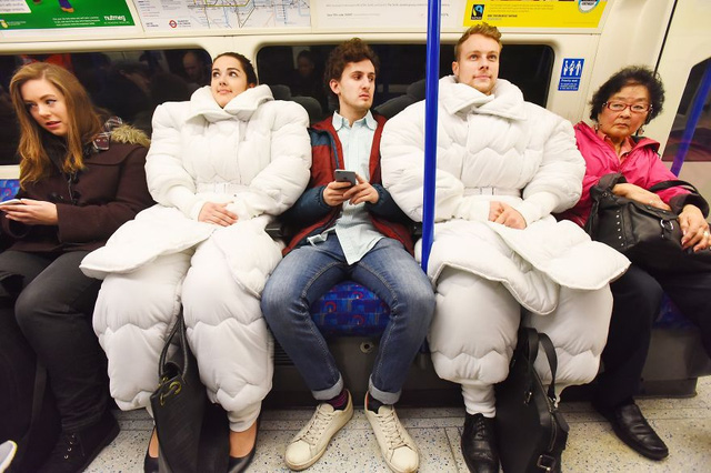 Thoải mái nghỉ ngơi trên tàu điện ngầm