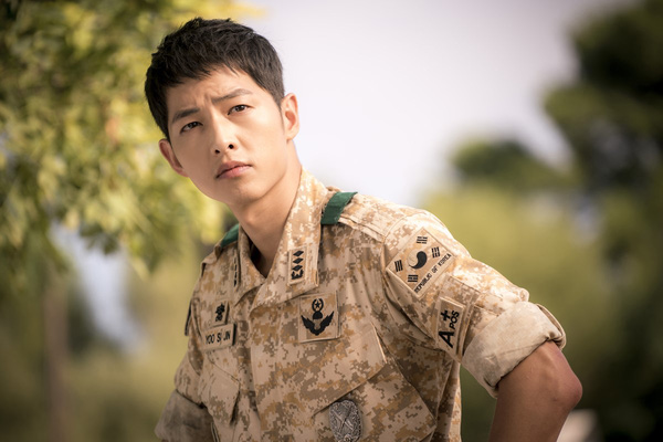 Đại úy Song Joong Ki bất ngờ thua tài tử 40 tuổi Jo Jin Woong trong cuộc bình chọn - Ảnh 2.