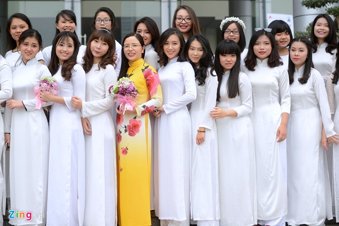 Nu sinh truong Ams tinh khoi trong Ngay ao dai hinh anh 9