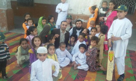 Jan Mohammad (có râu, ngồi giữa) cùng những đứa con của mình