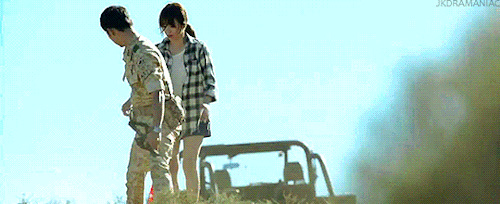 “Hậu Duệ Mặt Trời”: Cuộc chiến nội bộ đầy bất ngờ giữa fan Song Joong Ki và fan Song Hye Kyo - Ảnh 9.