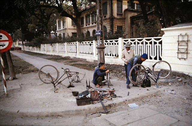   Giờ trên phố tìm được khung cảnh sửa xe đạp như thế này không phải dễ, bởi người ta đi xe máy, ô tô nhiều lắm rồi.  