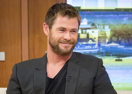 Chris Hemsworth vui vẻ chia sẻ về chuyện “cưới vội”