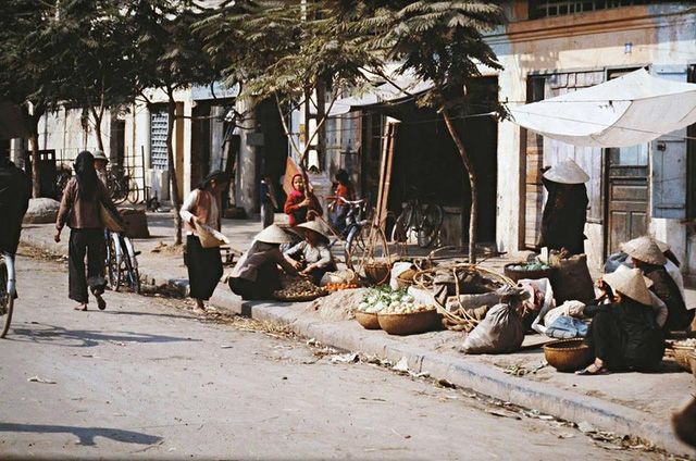   Những người bán hàng rong trên đường Nguyễn Khắc Cần.  