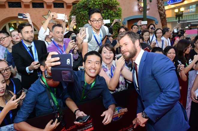 Lan Khue & Pho Dac Biet sanh vai ben dan sao ‘Huntsman’ hinh anh 9