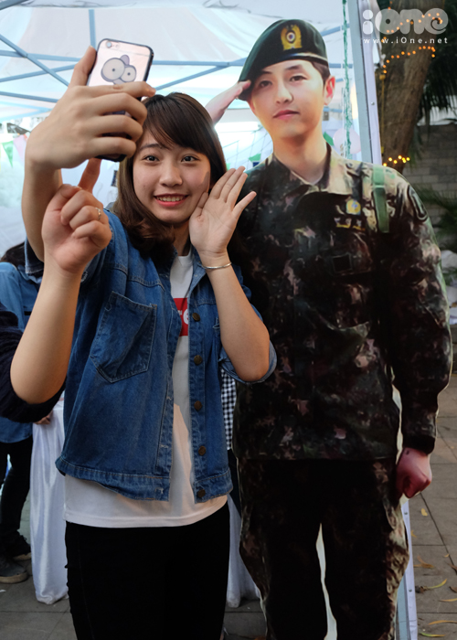 fan-tiu-tit-selfie-voi-quan-nhan-song-joong-ki-tai-le-hoi-kpop-lovers-4