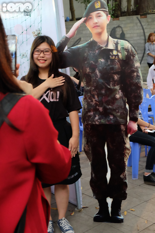 fan-tiu-tit-selfie-voi-quan-nhan-song-joong-ki-tai-le-hoi-kpop-lovers-3