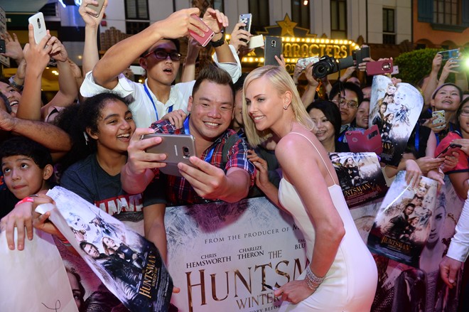 Lan Khue & Pho Dac Biet sanh vai ben dan sao ‘Huntsman’ hinh anh 8