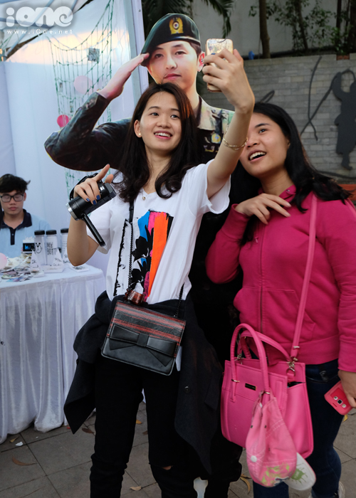 fan-tiu-tit-selfie-voi-quan-nhan-song-joong-ki-tai-le-hoi-kpop-lovers-2