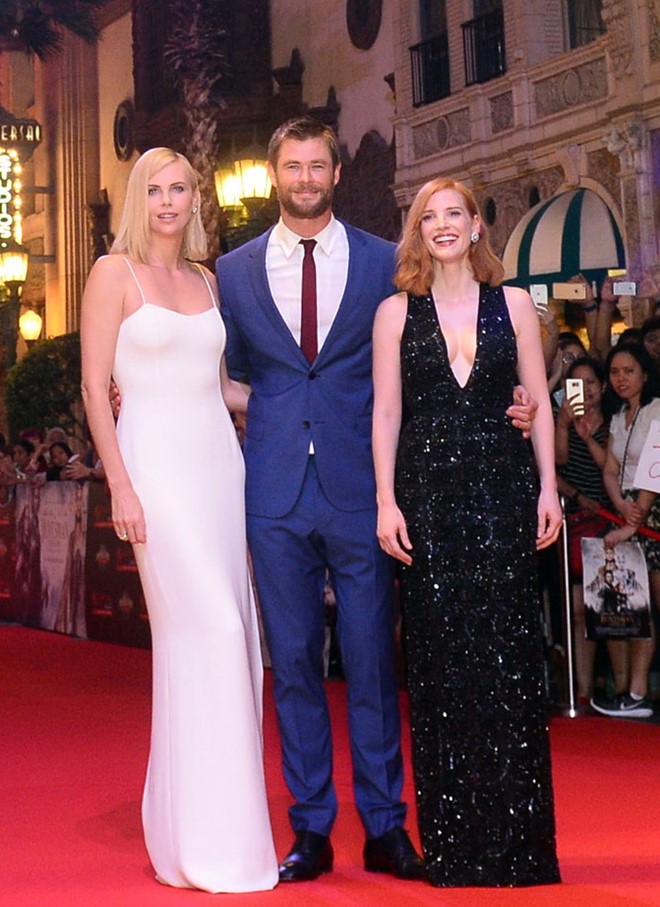 Lan Khue & Pho Dac Biet sanh vai ben dan sao ‘Huntsman’ hinh anh 6