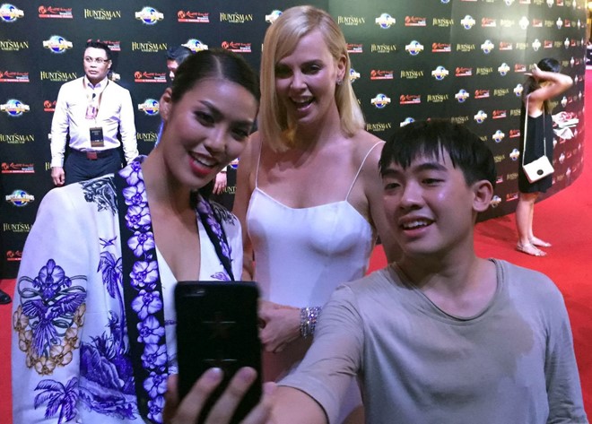 Lan Khue & Pho Dac Biet sanh vai ben dan sao ‘Huntsman’ hinh anh 2