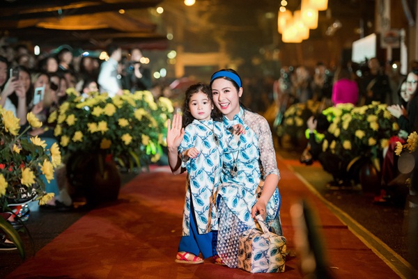 Tối ngày mùng 2 tháng 4, Hoa hậu Ngọc Hân đã trình diễn Bộ sưu tập áo dài Chim Công tại một sự kiện văn hóa diễn ra ở tuyến phố đi bộ Hà Nội.