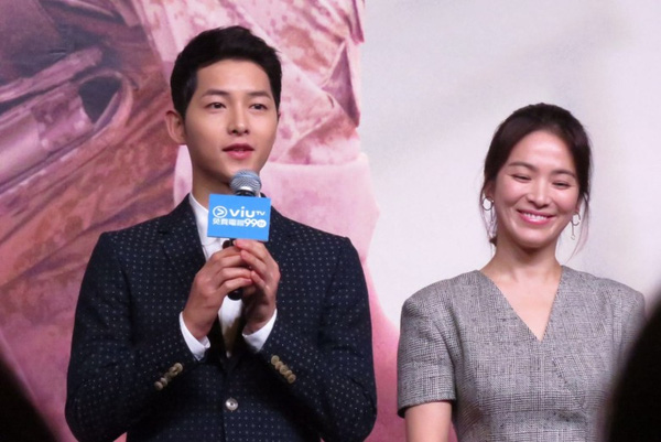 Song Hye Kyo - Song Joong Ki cười tít mắt, tình tứ tại họp báo Hồng Kông - Ảnh 20.