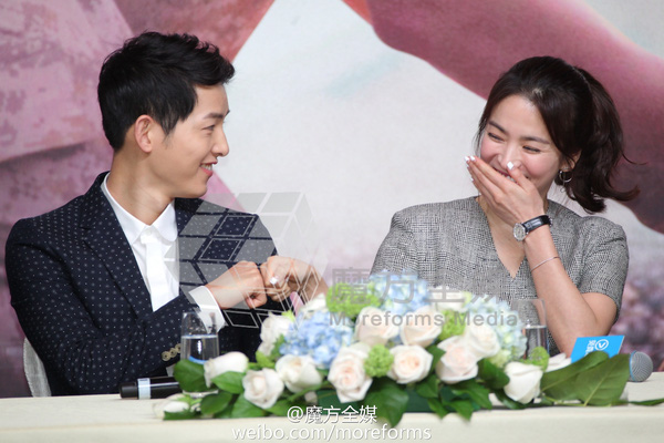 Song Hye Kyo - Song Joong Ki cười tít mắt, tình tứ tại họp báo Hồng Kông - Ảnh 14.