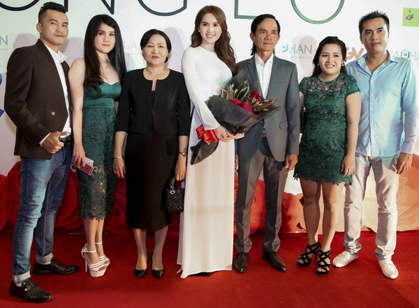 Đại gia đình của Ngọc Trinh gồm bố mẹ, anh hai và chị dâu (ngoài cùng bên phải), chị gái và anh rể (ngoài cùng bên trái) lần đầu lên thảm đỏ cùng cô.