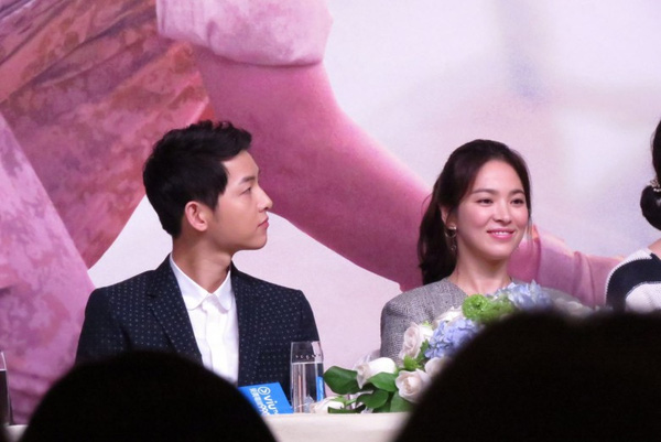 Song Hye Kyo - Song Joong Ki cười tít mắt, tình tứ tại họp báo Hồng Kông - Ảnh 18.