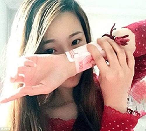 Thiếu nữ TQ  phát sốt  với trào lưu cuộn tiền cổ tay