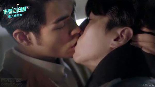 Chiêm ngưỡng nụ hôn “gây sốt” của hai chàng trai trong phim chiếu mạng Đài Loan - Ảnh 2.